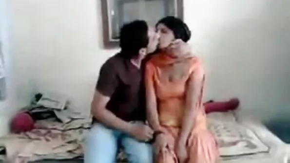 خوبصورت لڑکی کار میں اپنے بوائے فرینڈ کے ساتھ فوری جنسی تعلقات کو پسند کرتی ہے۔