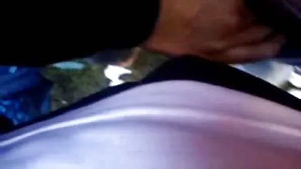 پتلی سینگ والی MILF پیٹنے والی بیٹی کے بوائے فرینڈ کو پسند کرتی ہے۔