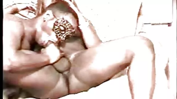 Slutty سنہرے بالوں والی خاتون ایک پاگل کاؤگرل کی طرح مرگا سواری
