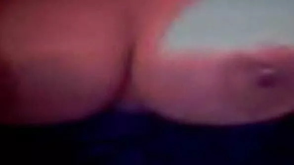 اس خوبصورت سنہرے بالوں والی کو اس کے گیلے جسم کے اندر دو جنسی کھلونے مل رہے ہیں۔