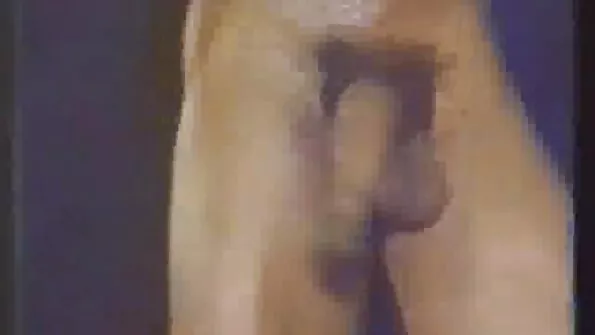 دو خوبصورت لڑکیاں اور ایک دوست کیمرے کے سامنے اچھا شو کرتے ہیں۔