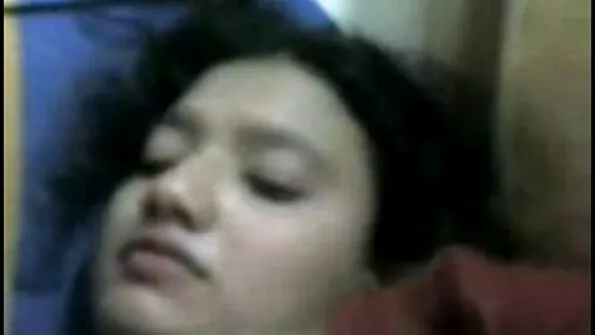 پیلا جلد والی خاتون پتلی توجہ کے ساتھ مرغی پر گدا لگاتی ہے۔