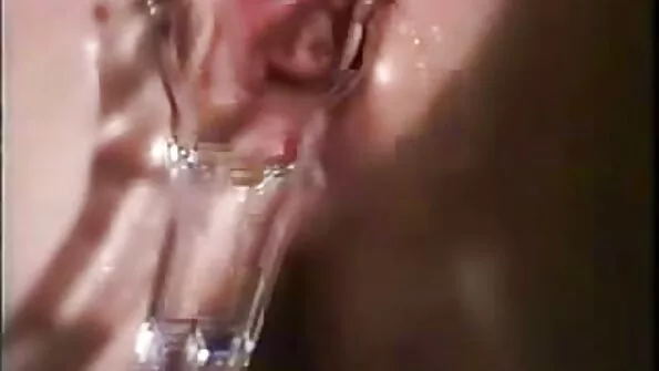 نوکرانی کے دفتر میں اپنی میز پر ڈک کو ایک slutty milf میں دھکیلنا۔