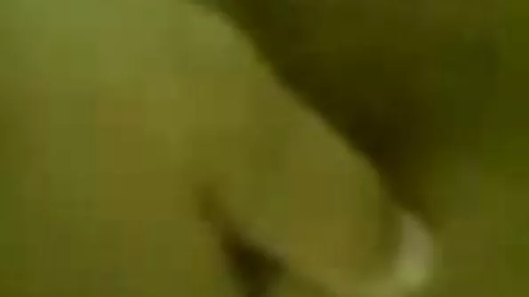 روسی دوست کمرے میں پیاری گرل فرینڈ کا تجزیہ کرتا ہے۔