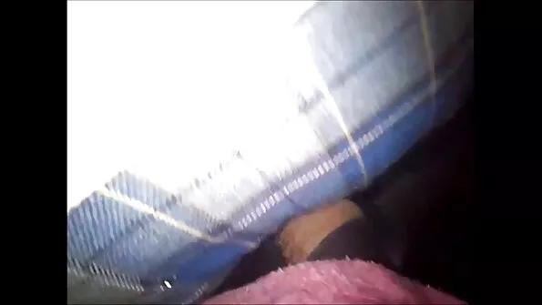 پتلا لڑکا پول میں ایک عورت کو بہکاتا ہے اور اپنے کمرے میں مدعو کرتا ہے۔