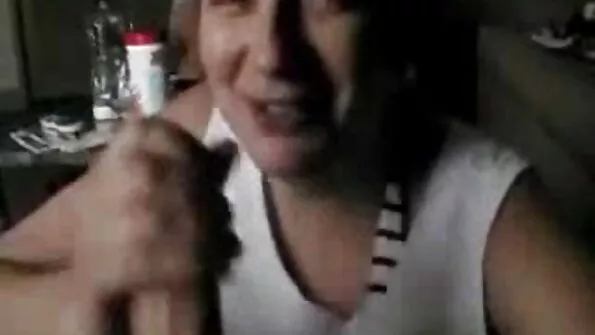 تنگ اور ہموار نوعمر گدی اس کے حملہ آور ڈک کے گرد پھیلا ہوا ہے۔