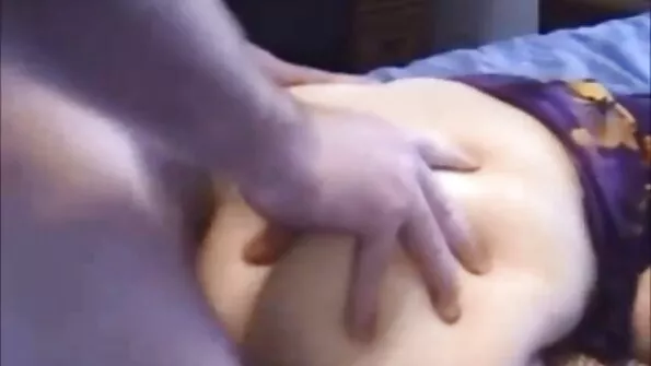 دو خوبصورت شوقیہ عورتیں چارپائی میں ہیں، بستر پر، چیزیں کر رہی ہیں۔