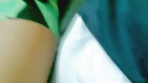 دو شاندار گورے اس کے ڈک کو تین راستے میں بانٹتے ہیں۔
