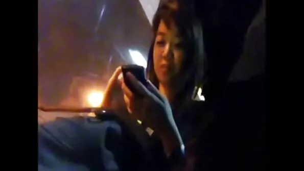 نوجوان سنہرے بالوں والی بوڑھی مردانگی کو اپنی تنگ چھین کے اندر لے جاتی ہے۔