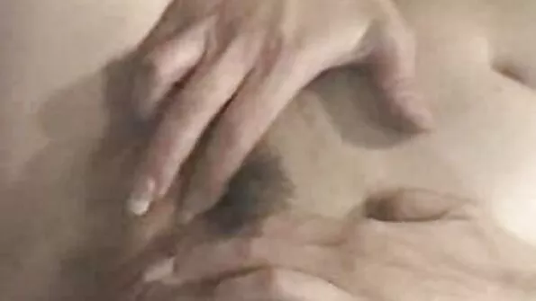 ایک خوبصورت مسکراہٹ کے ساتھ نوجوان عورت ایک سیاہ مرغی کو چوس رہی ہے۔