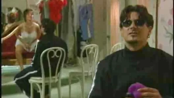 خوبصورت قدرتی چھاتی کے ساتھ خوبصورت لڑکی گدا میں خراب ہے