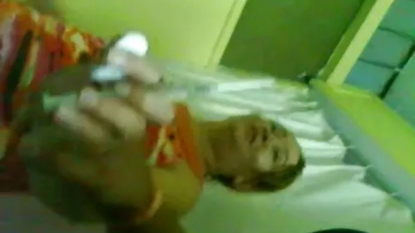 بالوں والی بلی کے ساتھ سرخ بالا اس بڑے پیمانے پر شافٹ پر سوار ہے۔