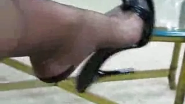 لال بکنی میں موہک سنہرے بالوں والی خاتون BF کو سیکس کے لیے بہکاتی ہے۔