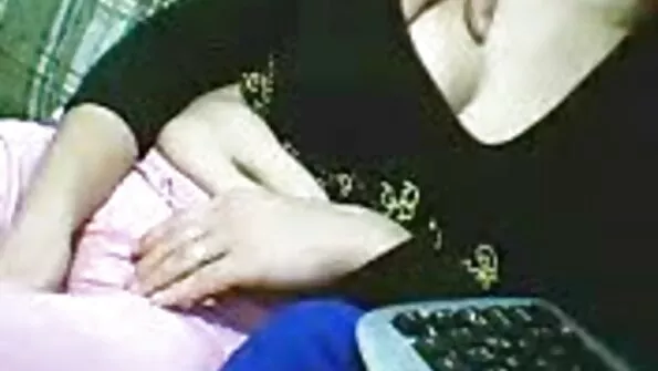 بے شرم چیک لڑکی پولیس جاسوسوں کو مشت زنی کرنے والی بلی کو چھیڑتی ہے۔