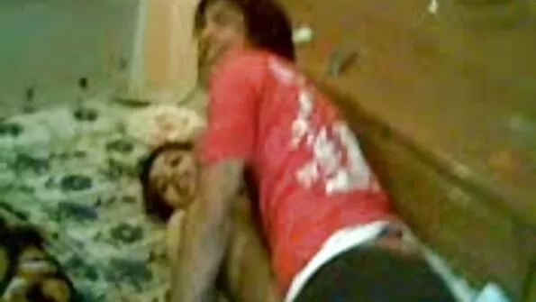 پتلی نوعمر کتیا دل کے سائز کے نپلوں کے ساتھ چدائی کو پسند کرتی ہے۔