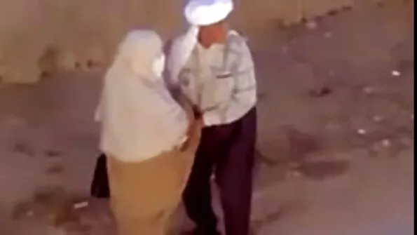 سوین اپنی fuckstick کے ساتھ slut کی بلی کو بڑھاتا ہے