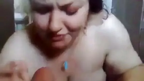 تین لڑکیاں بستر پر ڈھیر ہو گئیں اور وہ چادروں پر ایک دوسرے کو چاٹ رہی ہیں۔