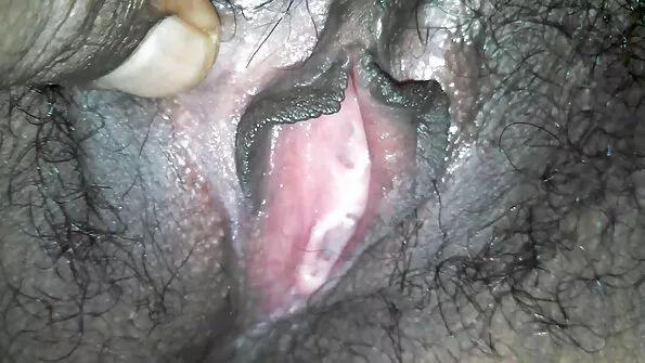 دو کالے کاک ایک لڑکی کو ہمارے سامنے ایک تینوں میں گھس رہے ہیں۔