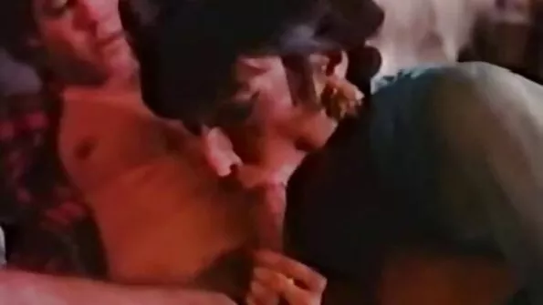 دو لڑکیاں اپنی سیکسی بلی چاٹنے کے ساتھ بستر کی چادروں میں گڑبڑ کر رہی ہیں۔