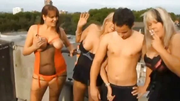 PETITE یورو لڑکی ایک cuckold منظر میں fucked ہو جاتا ہے
