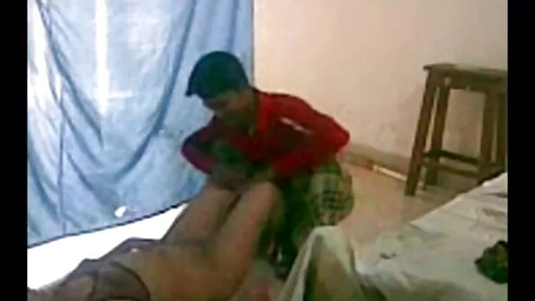 چھید نپل hottie ہو جاتا ہے اس کی خوبصورت cunt رگڑنا