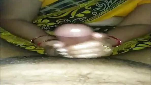 شرمیلی لڑکی اپنے سیکس تھراپسٹ کی بات سنتی ہے جو اسے چوتھا سکھاتی ہے۔