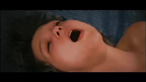 پتلی لڑکی میلیسا گرینڈ اپنے آدمی کی چوٹی پر سوار