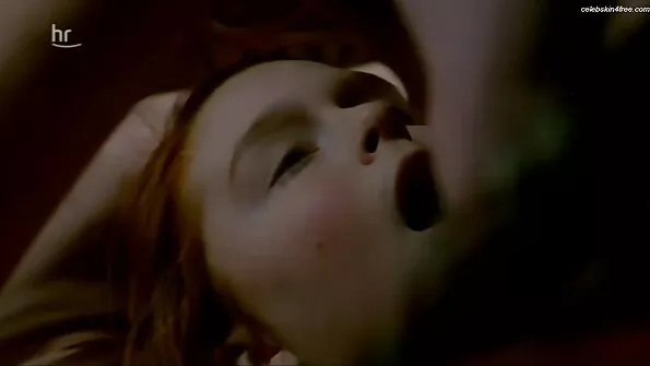 جرابوں میں پتلا درباری اپنے موکل کی ضروریات کو پورا کرتا ہے۔