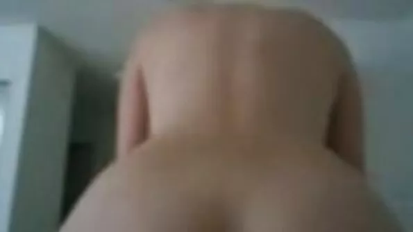 چھوٹی چھاتی والی عورت ہمارے سامنے بستر پر ایک ڈک چوس رہی ہے۔