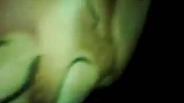 ٹیٹو والا بچہ جانتا ہے کہ وین کی جگہ کو کیسے استعمال کرنا ہے۔