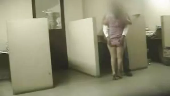 روکو اس کی گانڈ کو چودتا ہے اور اسے صاف کرتا ہے۔