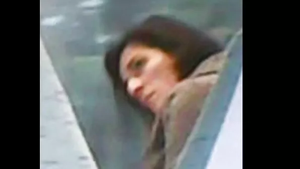 ہنر مند ہاتھ اور ایک خوبصورت منہ ایک بھاری شافٹ پر کام کر رہا ہے۔