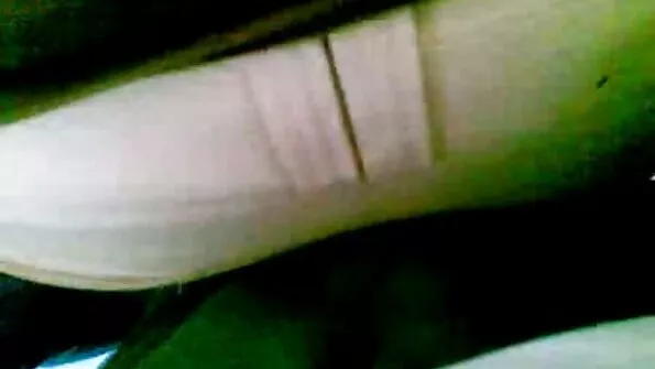 پتلی سنہرے بالوں والی نوعمر مرسڈیز گہری مقعد ڈرلنگ سے لطف اندوز ہوتی ہے۔