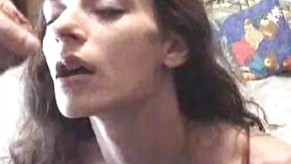 دو سیاہ فام عورتیں ایک سنہرے بالوں والی کے ساتھ ایک ہم جنس پرست threesome میں ہیں۔