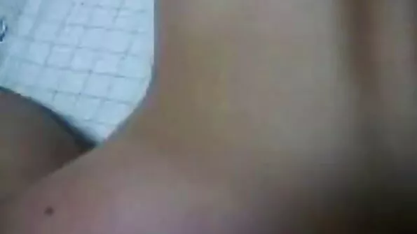 دو سیکسی خواتین کیمرے کے لینس کے سامنے ڈلڈو پینیٹریشن کر رہی ہیں۔
