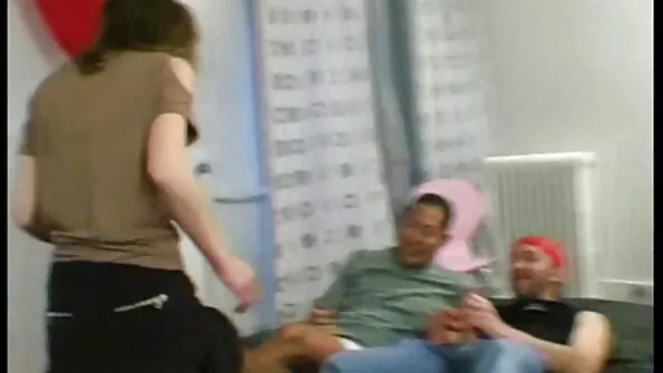 پرکشش پورن اسٹار کیلی ڈائمنڈ XXX اپنی گدی کو ذلیل کرتی ہے۔