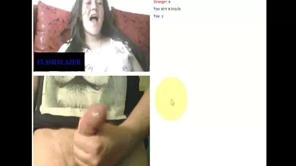 سفید اور سیاہ دوست ایک پتلی سنہرے بالوں والی کو دوہری دخول دیتے ہیں۔