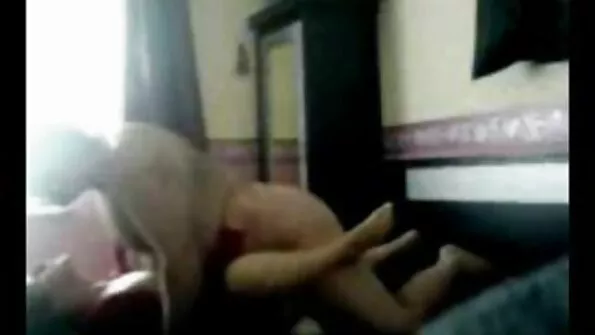 گلی میں بے ترتیب ملاقات جڑنا اور سنہرے بالوں والی جنس کی طرف لے جاتی ہے۔