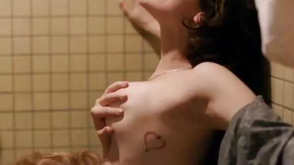Slinky گرل فرینڈز threesome میں cumming کے بارے میں کافی سنجیدہ ہیں۔