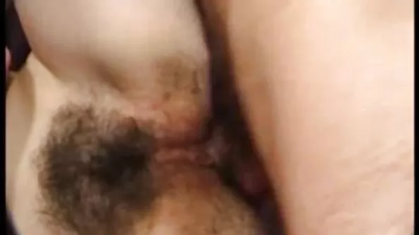 Slut کی بالوں والی cunt اتنی تنگ ہے پھر بھی سیاہ آدمی گدی کو چودنے کو ترجیح دیتا ہے۔