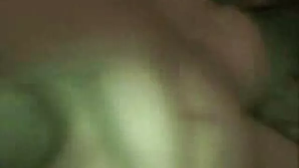 دو لڑکیاں تینوں میں بلی چاٹ رہی ہیں اور ڈک چوس رہی ہیں۔