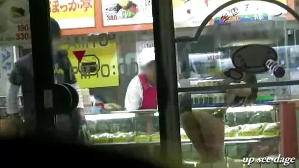 پتلا نوجوان ٹفنی فاکس سارا دن ڈک پر سوار ہونا چاہتا ہے۔