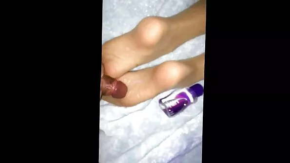 Slutty سرخ بالوں والی MILF خاتون ایک عجیب تھریسم سیشن میں ختم ہوئی۔