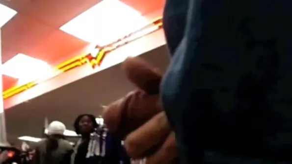 پیاری لگ رہی فحش لڑکی اس کی تنگ بلی کے سوراخ کو تلاش کر رہی ہے۔