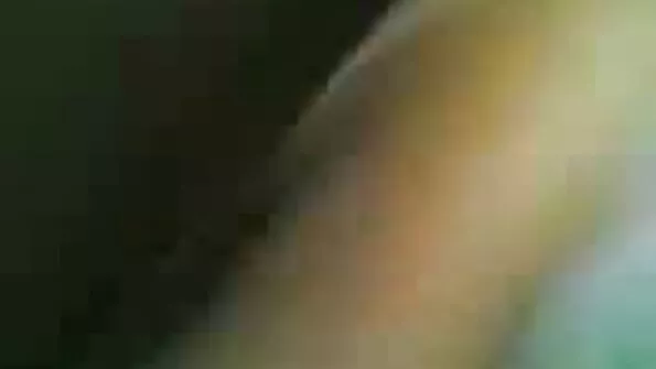 دو سنہرے بالوں والی عورتیں بستر پر ہیں ، ایک آدمی کے ساتھ عمدہ تھریسوم کر رہی ہیں۔