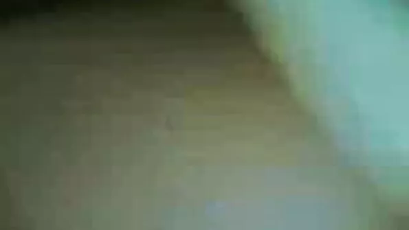 دو پیاری لڑکیاں آگ کی طرف ہیں اور وہ ایک دوسرے کو چوم رہی ہیں۔