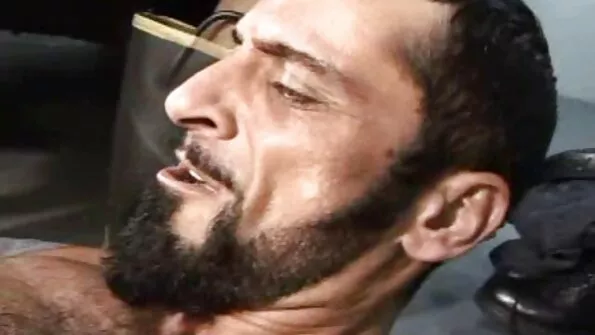 چھوٹے سنہرے بالوں والی کمرے میں ایک بڑے آدمی کے ساتھ اکیلا ہے۔