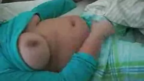 سیکسی بڑی گدی اور چھیدوں والی دو بڑی چوچی گاڑی میں ہل رہی ہیں۔