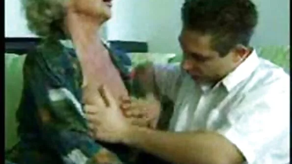 Slutty Roxy Raye مقعد جنسی میں حیرت انگیز ہے