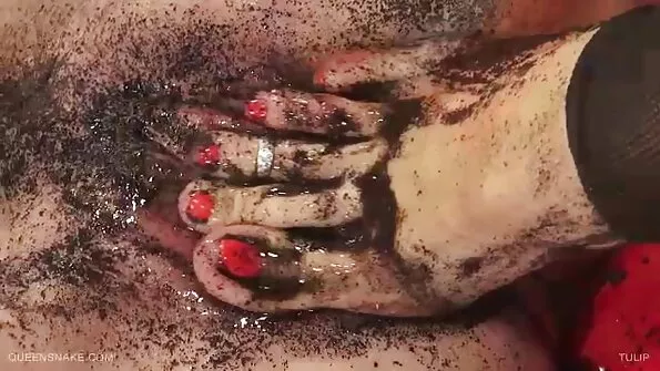 کچھ سہ بیرونی جنسی کے بعد پیاری کے چہرے پر ہو جاتا ہے